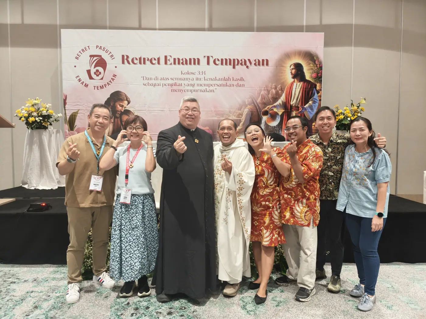 Peserta dan para imam berfoto dengan gembira